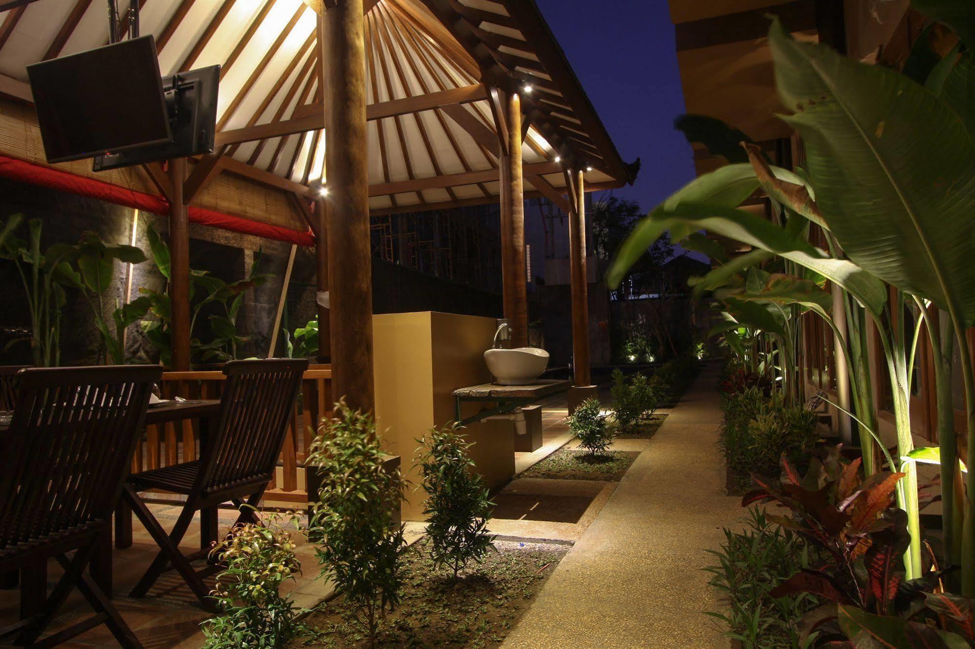 Bali Chaya Hotel Legian Екстериор снимка